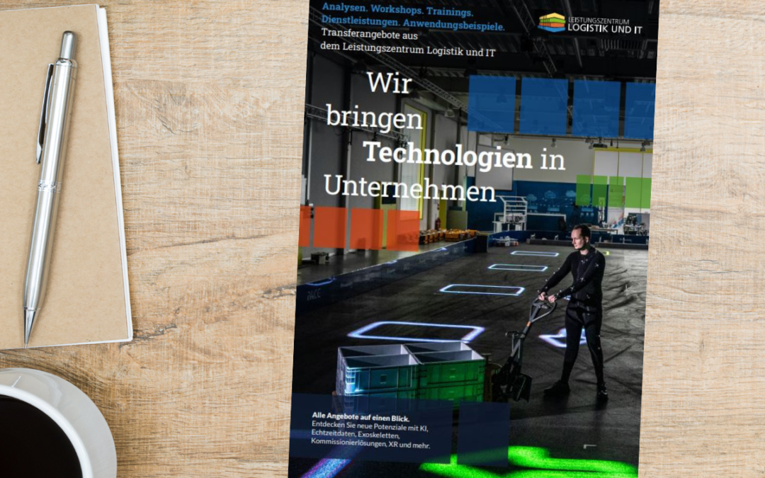 Neue Broschüre auf Schreibtisch fotografiert